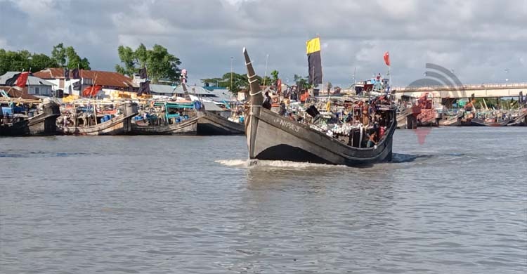 উত্তাল বঙ্গোপসাগর, ফিরে আসছে মাছ ধরার ট্রলার