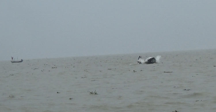 ৬ আরোহীসহ মেঘনায় ডুবে গেল বালুবোঝাই ট্রলার