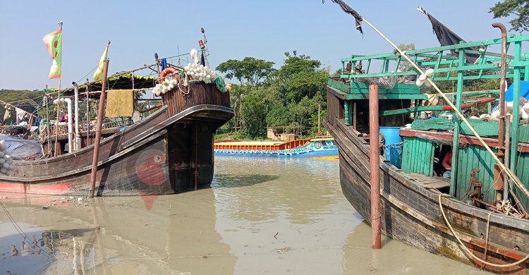 তেলের দাম না কমালে সাগরে যাবে না মাছ ধরার ট্রলার