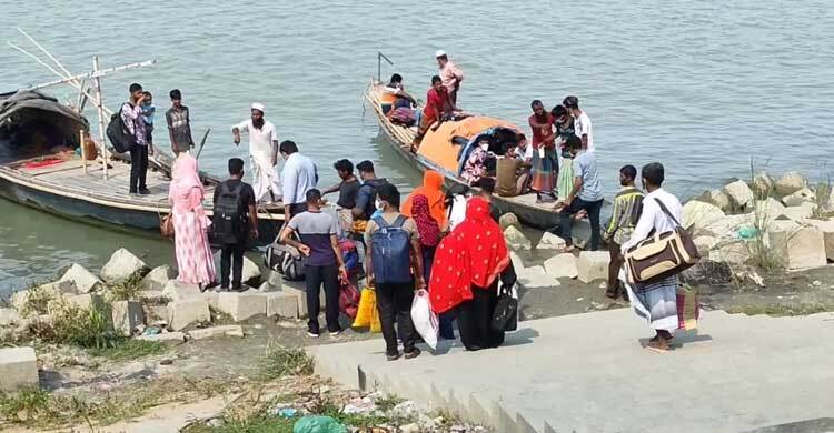 নিষেধাজ্ঞার মধ্যেও ঝুঁকি নিয়ে ট্রলার চলছে পদ্মায়