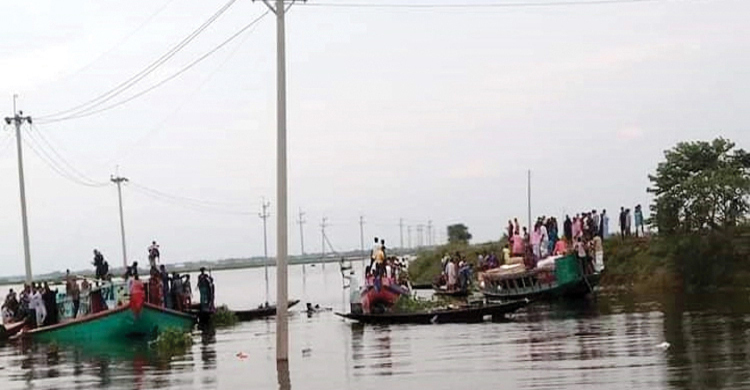 ধলেশ্বরীতে লঞ্চের ধাক্কায় ট্রলারডুবি