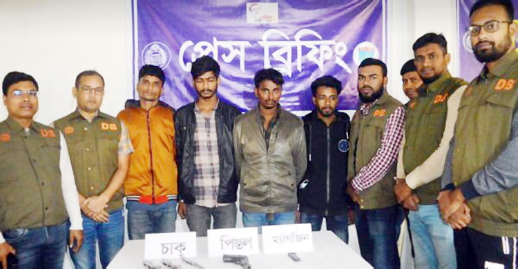 বেনাপোলে পিস্তল-ম্যাগজিনসহ চার সন্ত্রাসী গ্রেফতার