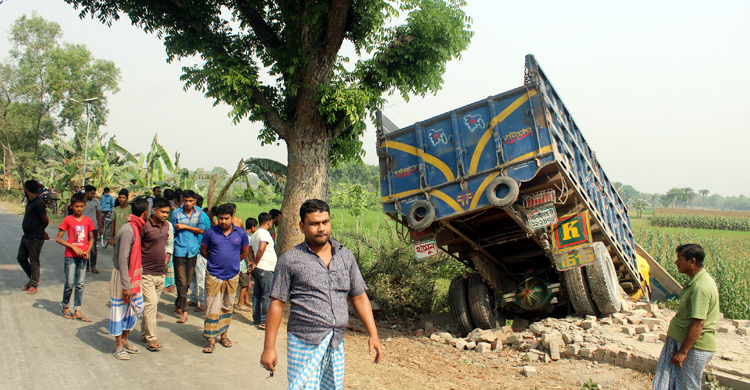 চুয়াডাঙ্গায় ট্রাক-আলমসাধু সংঘর্ষে প্রাণ গেল বাবা-ছেলের