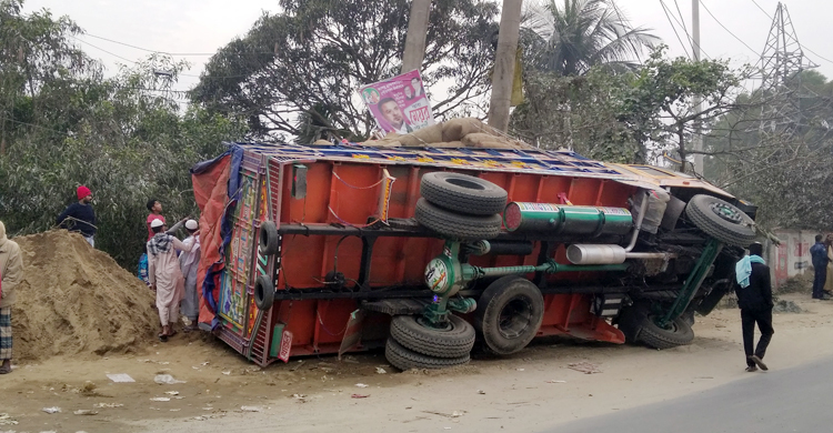 একে একে চারটি ভ্যানের ওপর উঠে গেল ট্রাক
