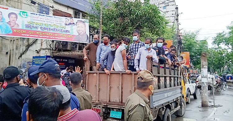 ট্রাকভর্তি মানুষ এনে গুনলেন জরিমানা