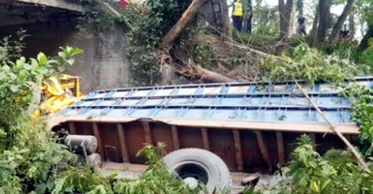রাজশাহীতে সড়ক দুর্ঘটনায় স্কুলছাত্রীসহ দুজন নিহত