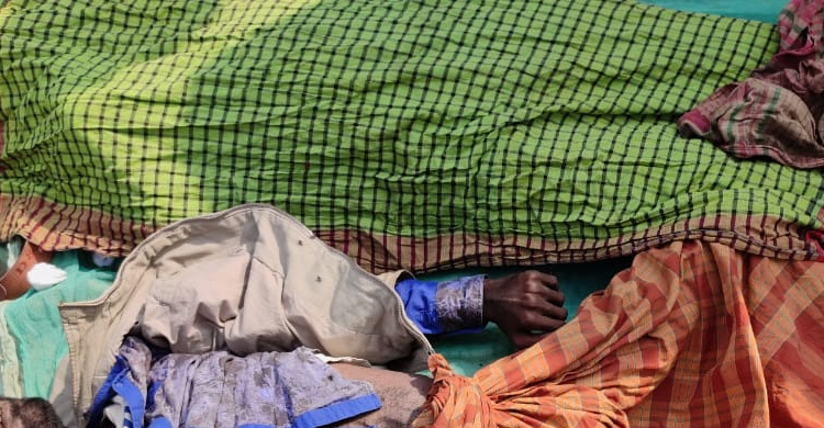 ট্রাকের ভেতর চালক ও সহকারীর লাশ