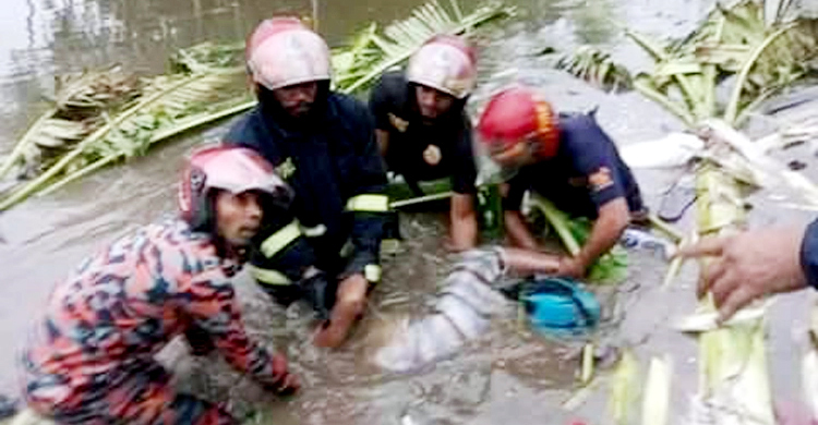 ৫ ঘণ্টা ট্রাকের নিচে চাপা পড়েছিল ১৩ জনের লাশ