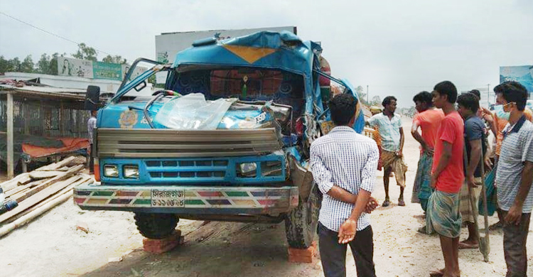 পাথরবোঝাই ট্রাকে ইটবোঝাই ট্রাকের ধাক্কা, নিহত ২