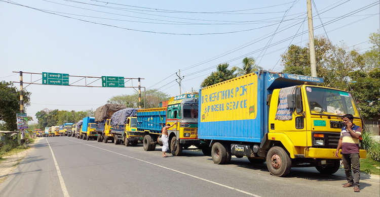 দৌলতদিয়ায় খোলা আকাশের নিচে দিন কাটছে ট্রাকচালকদের