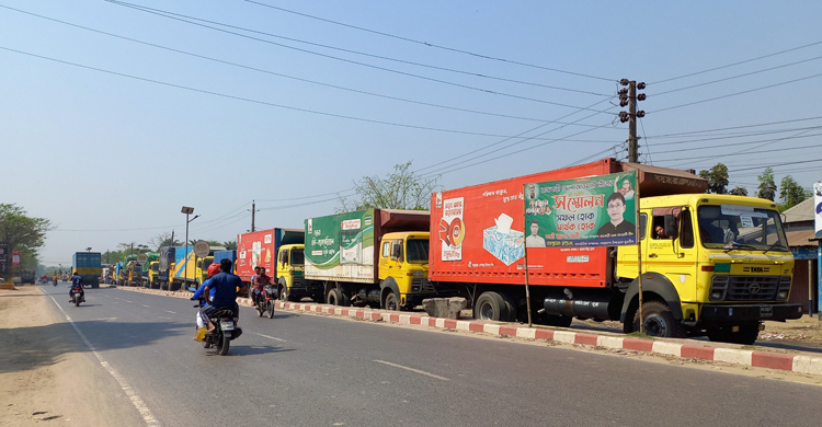 দৌলতদিয়ায় কমছে পণ্যবাহী ট্রাকের সারি