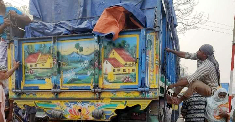 ট্রাকের ধাক্কায় রেলের ব্যারিকেড পড়ে প্রাণ গেলো ব্যবসায়ীর