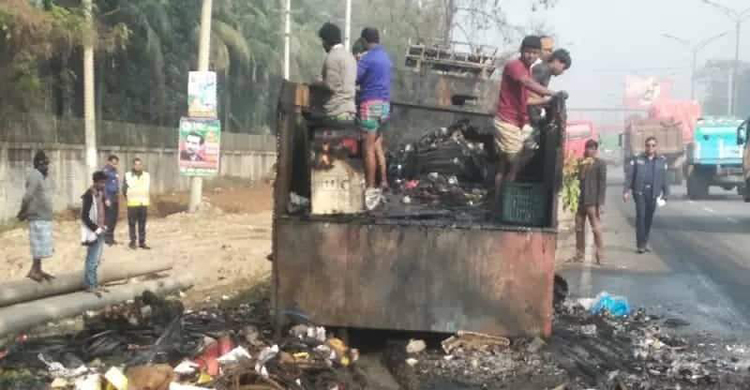সাভারে চলন্ত ট্রাকে আগুন