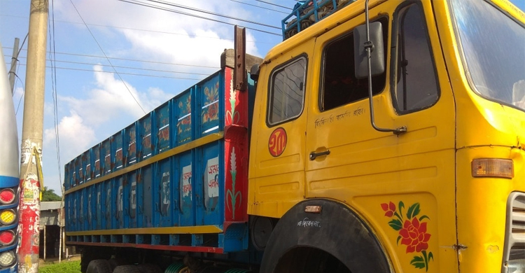 ট্রাক চাপায় ছেলের মৃত্যু, হাসপাতালে বাবা