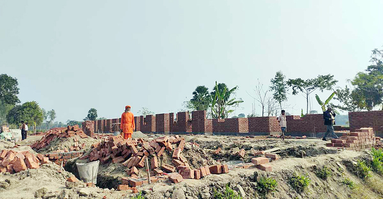 নওগাঁয় ট্রাস্টের জমিতে প্রধানমন্ত্রীর উপহারের ঘর নির্মাণ