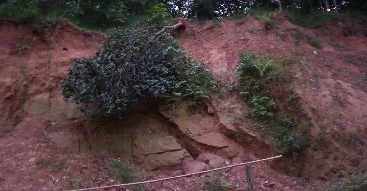 টিলায় হঠাৎ ধস, জীবনের শঙ্কা নিয়েই বসবাস