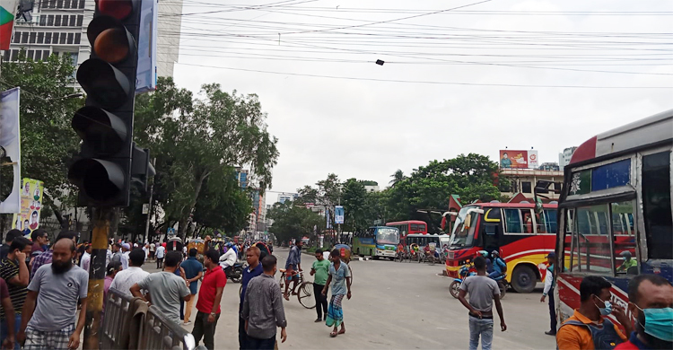 সড়কে সংকেত মানার বালাই নেই, ভরসা হাতের ইশারা