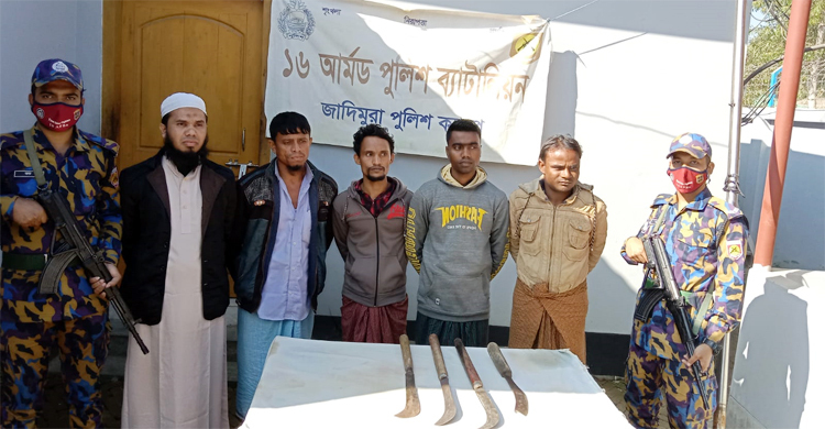 টেকনাফে দেশীয় অস্ত্রসহ ৫ রোহিঙ্গা আটক