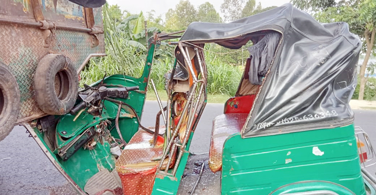 বিয়েবাড়ি থেকে ফেরার পথে প্রাণ গেলো দু’জনের