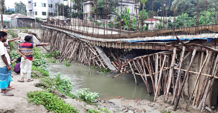 টাঙ্গাইলে তিন প্রকৌশলী বরখাস্ত, মেয়রকে নোটিশ