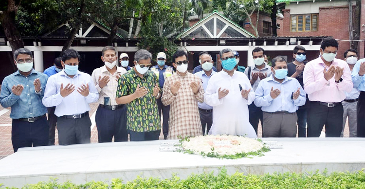 টুঙ্গিপাড়ায় বঙ্গবন্ধুর সমাধিতে লেজিসলেটিভ সচিবের শ্রদ্ধা