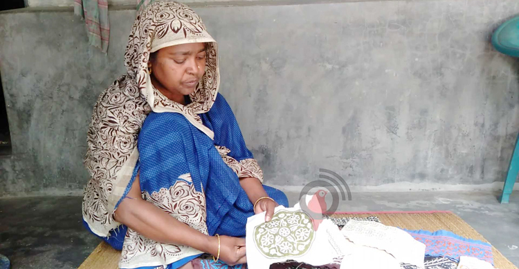 নওগাঁয় টুপি তৈরিতে সংসারে সচ্ছলতা এসেছে নারীদের