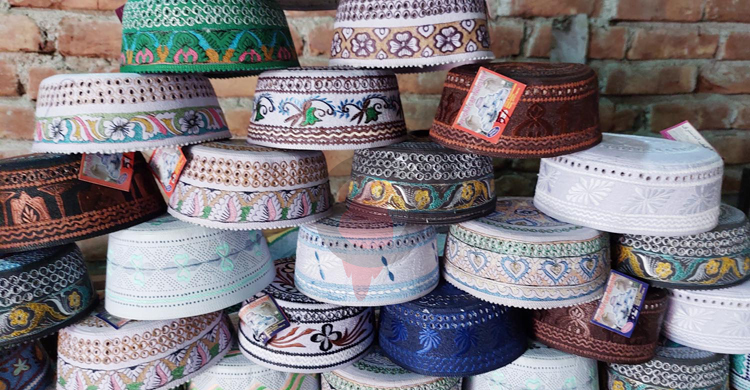 দেশের বাইরেও চাহিদা রয়েছে তেঁতুলিয়ার টুপির