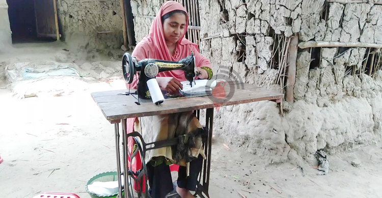 নওগাঁয় টুপি তৈরিতে সংসারে সচ্ছলতা এসেছে নারীদের