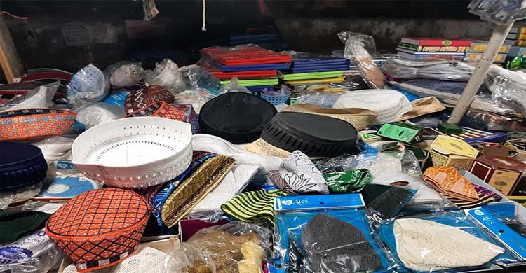শেষ সময়ে বেড়েছে জায়নামাজ, টুপির বেচাকেনা