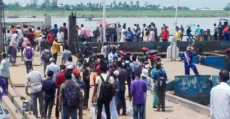 নদী পার হয়ে ঢাকায় ছুটছে মানুষ