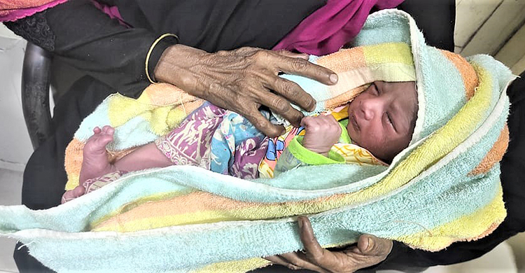 খালে ফেলে দেওয়ার চারদিন পর নবজাতকের মা-বাবা দাবি প্রেমিক যুগলের