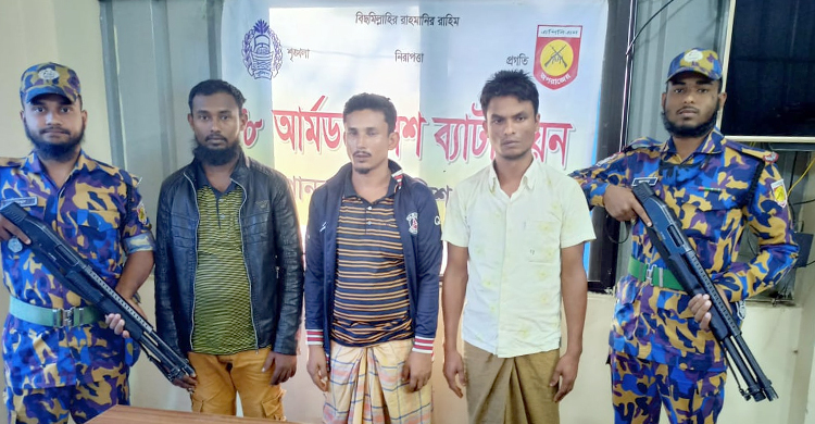 উখিয়ায় অপহৃত ৩ রোহিঙ্গা উদ্ধার, ওয়ানশুটার গানসহ আটক ৭