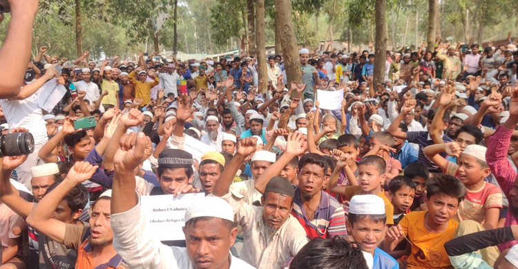 উখিয়া ক্যাম্পে রোহিঙ্গাদের সমাবেশ