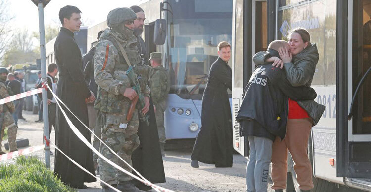 Civilians evacuated from Mariupol, Pelosi meets Zelenskiy