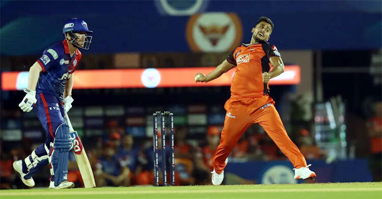 গতি দিয়ে বিস্ময় ছড়াচ্ছেন উমরান, এবার করলেন ১৫৭ কি.মি গতির বল