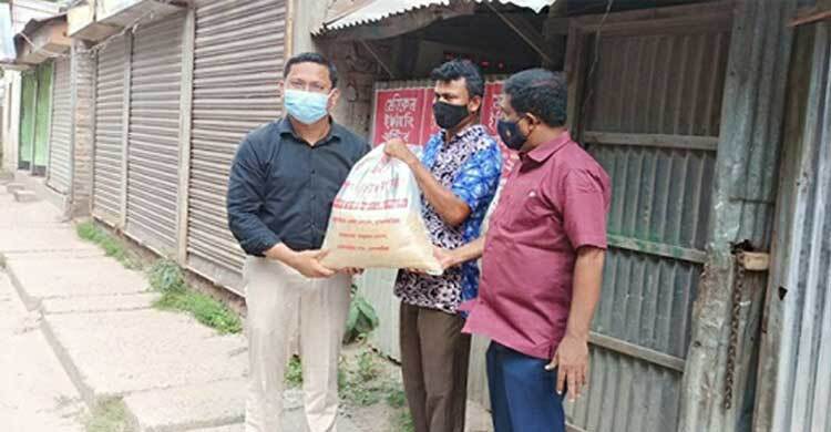 ৩৩৩-এ কল পেয়ে ৫২ পরিবারের কাছে খাবার পৌঁছে দিলেন ইউএনও