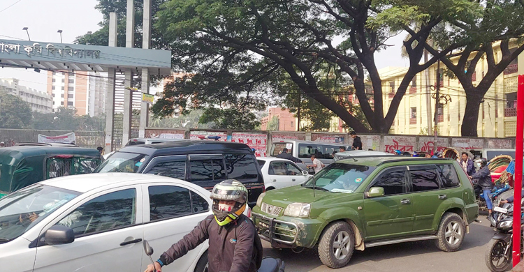 শেকৃবির দ্বিতীয় ফটকে অসহনীয় যানজট, ভোগান্তিতে শিক্ষার্থীরা
