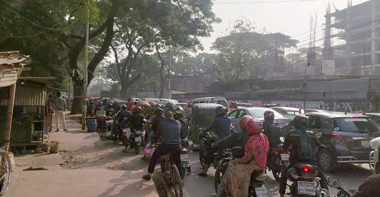 শেকৃবির দ্বিতীয় ফটকে অসহনীয় যানজট, ভোগান্তিতে শিক্ষার্থীরা