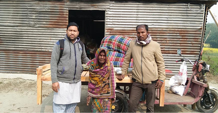 ফেসবুকে স্ট্যাটাস : খাট-লেপ-তোশক-খাবার পেলেন বৃদ্ধা