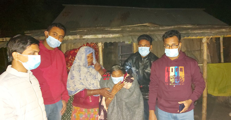 শীতের রাতে ছিন্নমূল মানুষ পেল ইউএনওর উষ্ণ পরশ