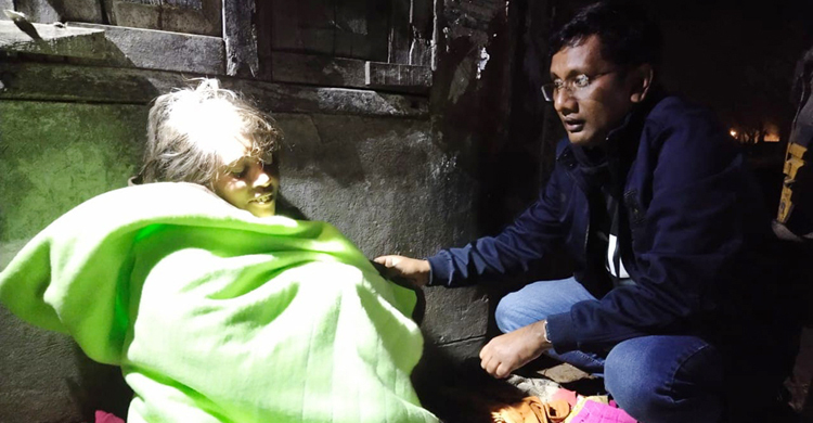 গভীর রাতে ইউএনওর উষ্ণতায় মুগ্ধ ছিন্নমূল মানুষ