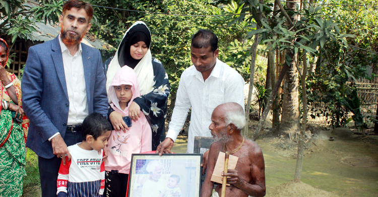 স্ত্রী-সন্তানসহ ফল ও মাছ নিয়ে বৃদ্ধ মালীর বাড়িতে ইউএনও