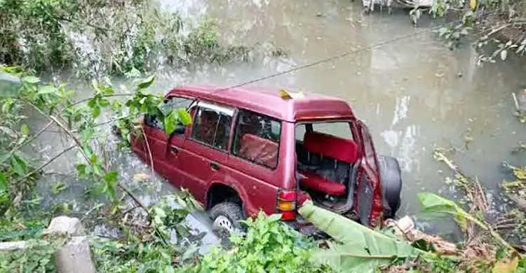 গাড়ি খাদে পড়ে ইউএনও আহত