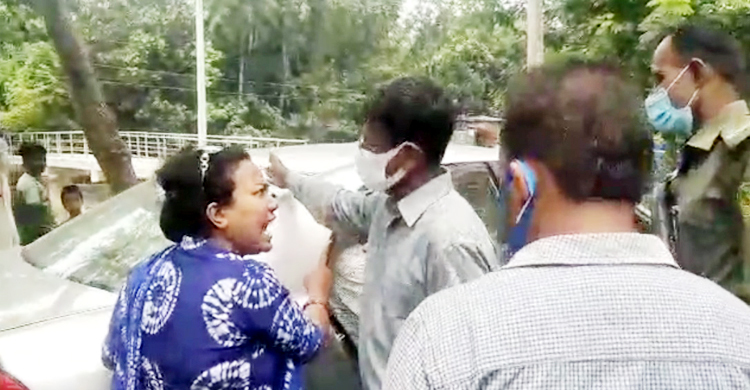 গাড়ি ঘুরিয়ে দেয়ায় ইউএনওর ওপর চটলেন দম্পতি!