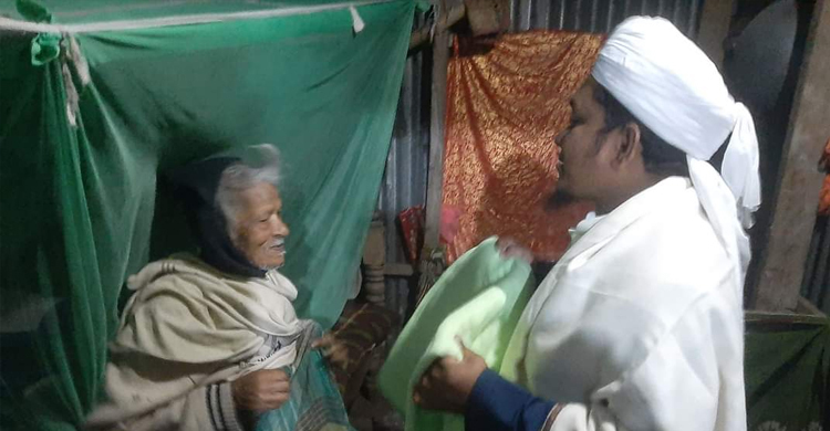 গভীর রাতে কম্বল নিয়ে হাজির ইউএনও