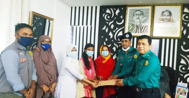 হতদরিদ্র দুই ছাত্রীর লেখাপড়ার দায়িত্ব নিল পুলিশ