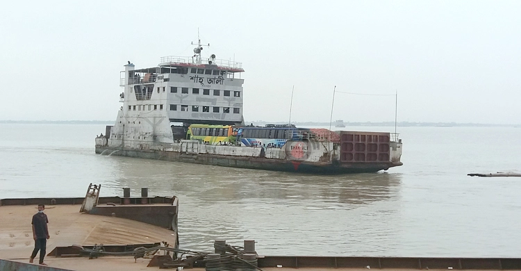 পাটুরিয়া-দৌলতদিয়ায় নিষেধাজ্ঞা অমান্য করে ফেরিতে বাস পারাপার | ২২ জুন ২০২১