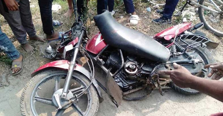 পাল্লা দিয়ে মোটরসাইকেল চালাতে গিয়ে প্রাণ গেলো ৩ যুবকের