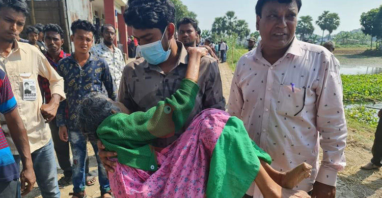 নাতির কোলে চড়ে ভোট দিলেন শতবর্ষী বৃদ্ধা