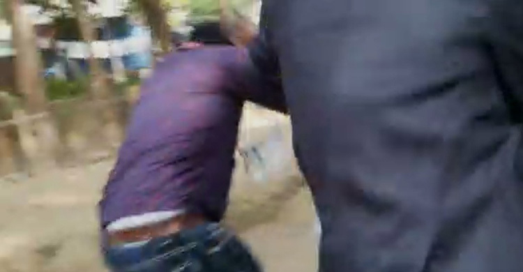 প্রকাশ্যে সিল মারার ভিডিও ধারণ, সাংবাদিকের ওপর হামলা